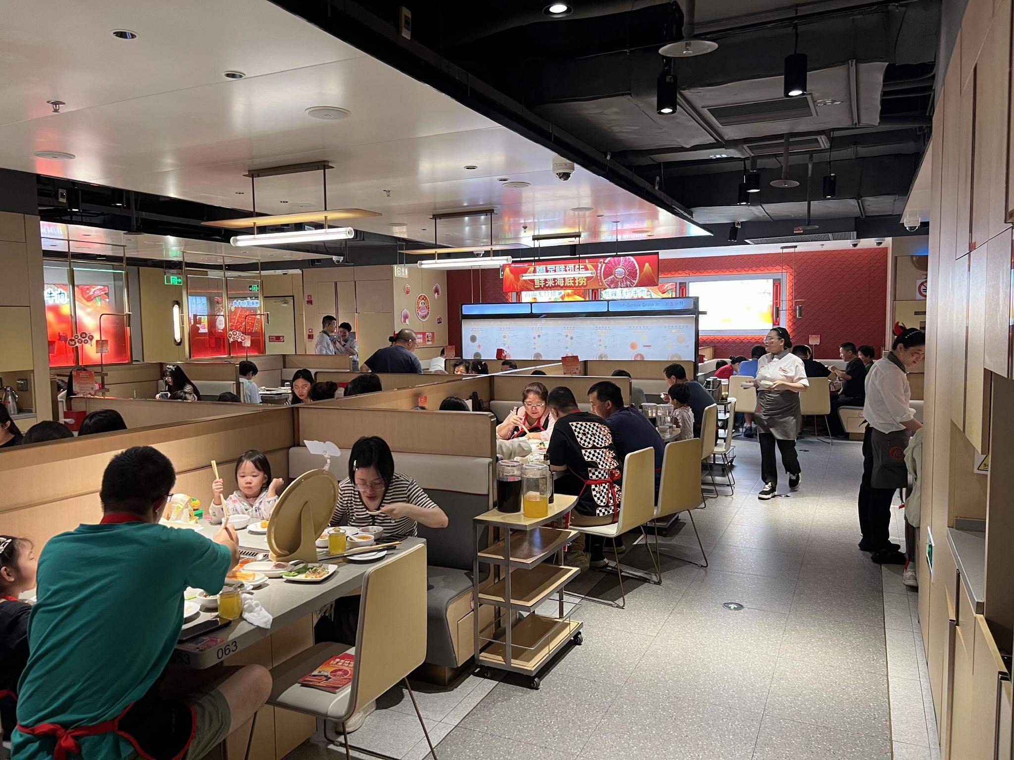 国庆餐饮市场火爆：火锅店午市客流增四成，茶饮品牌多门店爆单